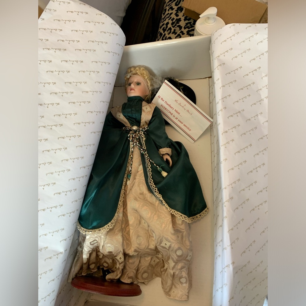 New in box. Elegant Victorian Porcelain Doll in Green and Cream Dress. Stand inc - Picture 9 of 13